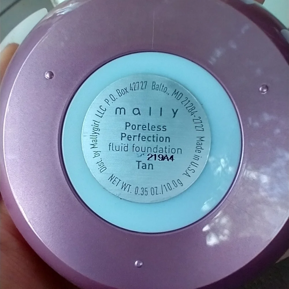 Women's mally poreless perfection fluid foundation